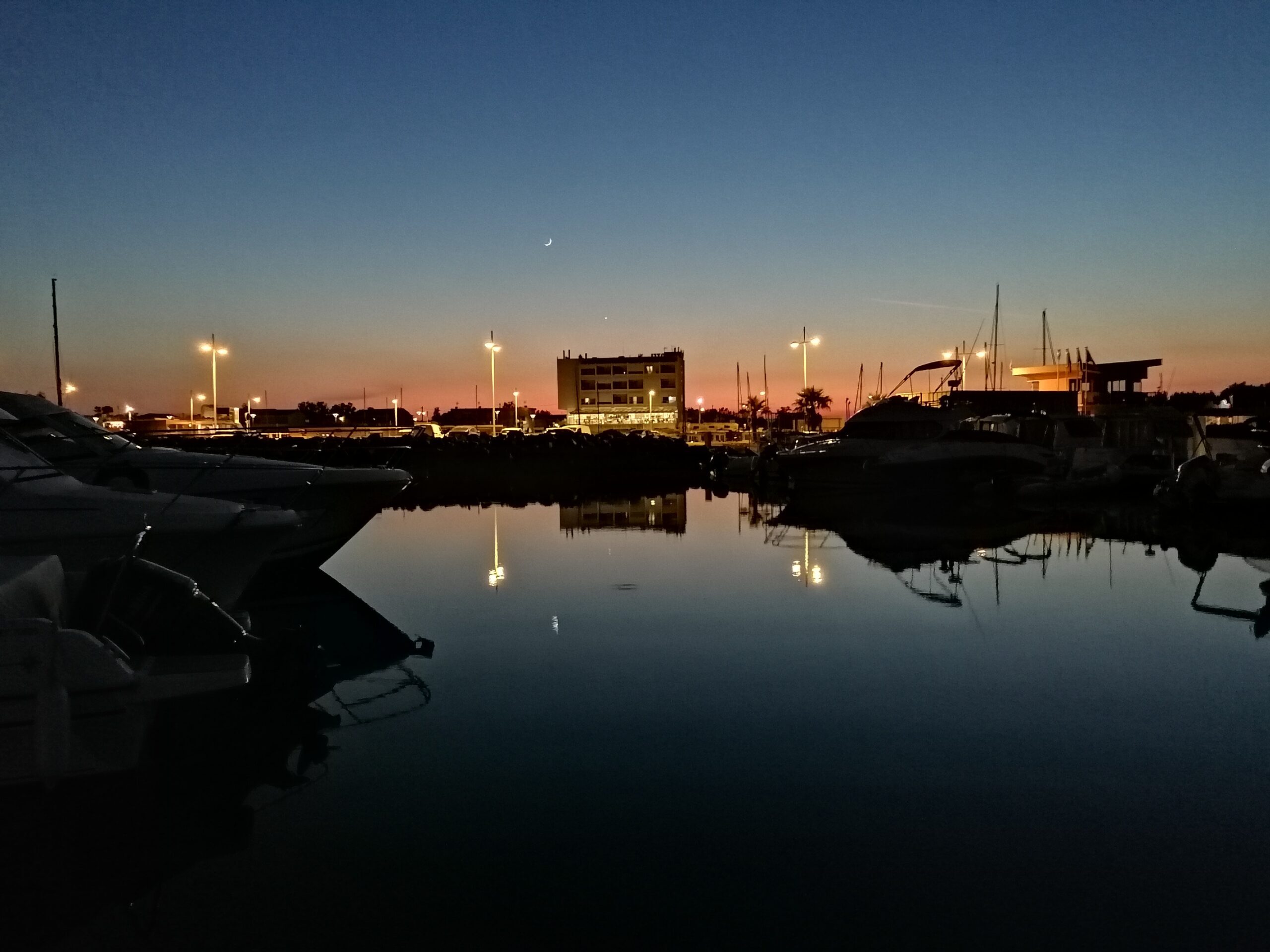 Lune sur Port de Marseillan Plage