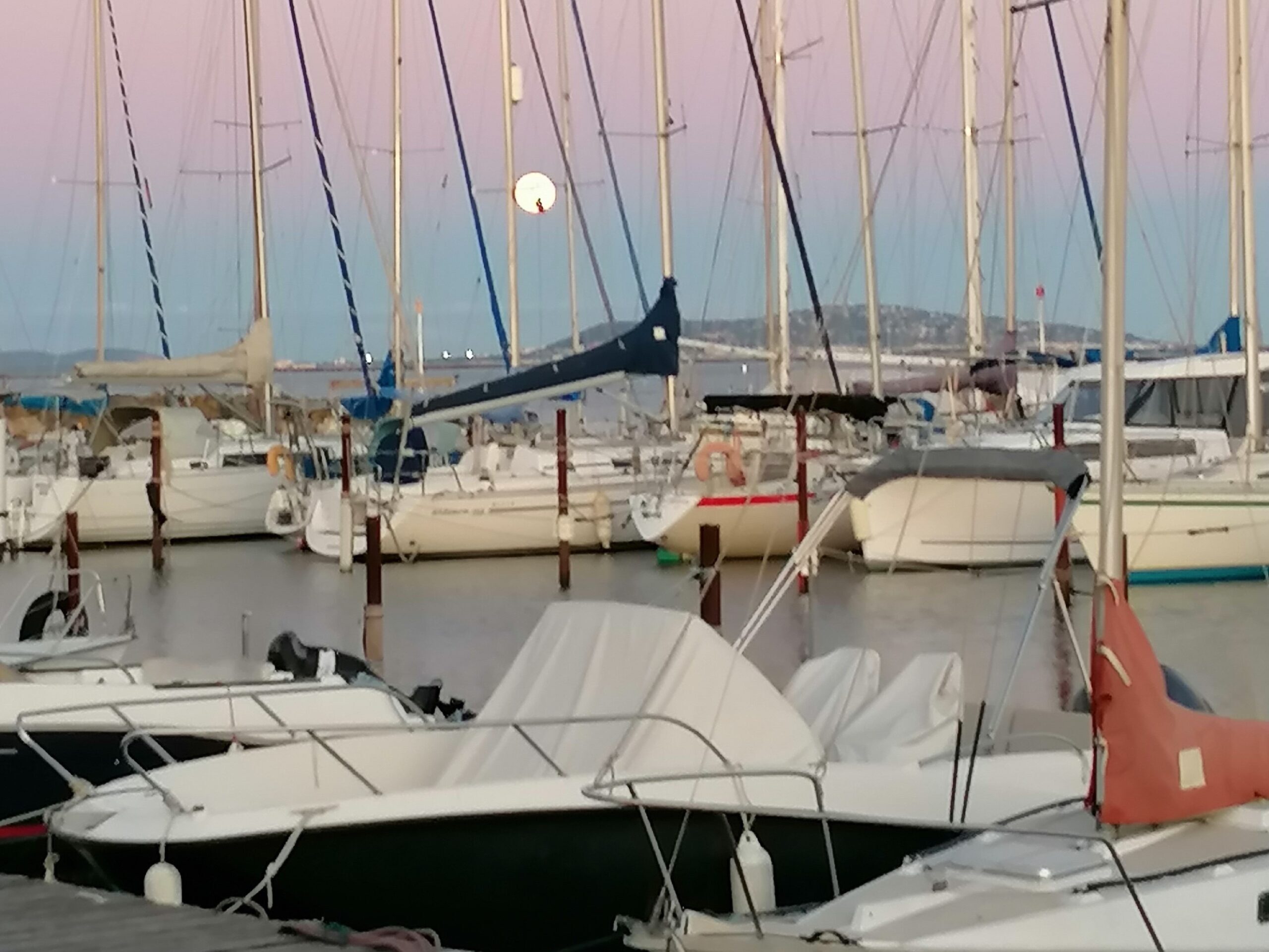 Lune sur Port de Marseillan Ville